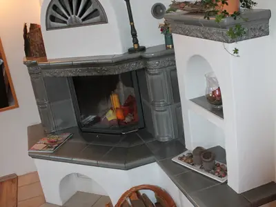 Der gemütliche Kamin zaubert im Wohnzimmer eine wunderbare Atmosphäre!