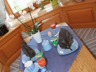 Die gemütliche und helle Essnische lädt zum ausgedehnten Schlemmen ein