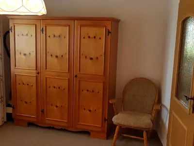 Im geräumigen Kleiderschrank findet Ihre Urlaubsgarderobe Platz!