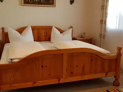 Gemütlich und ruhig schlafen Sie im Doppelbett im Schlafzimmer