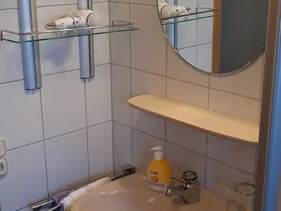 Das geräumige Badezimmer mit Waschbecken und viel Licht!