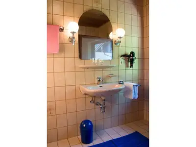 Dusche-WC für zubuchbares Doppelbett