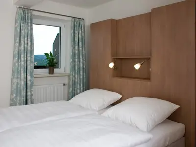Schlafzimmer mit Doppelbetten