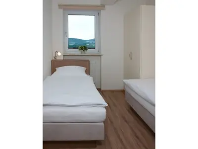 Schlafzimmer mit getrennten Betten