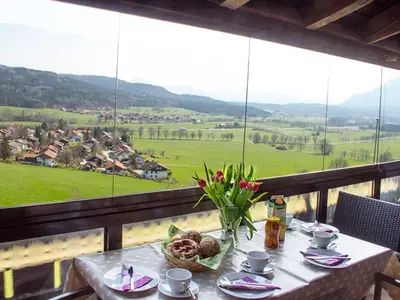 Genießen Sie den Ausblick von dem hellen und geschützten Balkon!