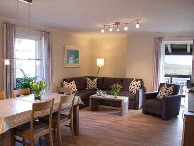 Im geräumigen Wohnzimmer kann gemütlich gegessen und entspannt werden!