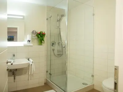 Im geräumigen Badezimmer finden Sie alles zum "frisch machen"!