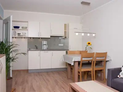 Moderne Küchenzeile im Essbereich