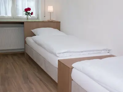 Schlafzimmer mit getrennten Betten