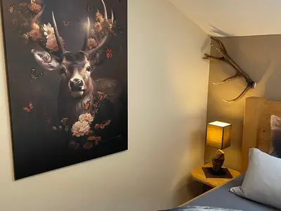 Hirsch im Schlafzimmer Alpentraum