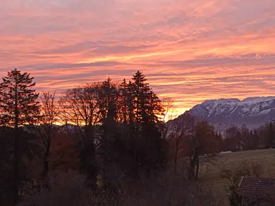 Ausblick vom Balkon mit Morgenrot am Untersberg