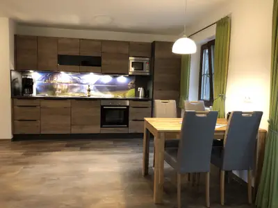 Moderne Küchenzeile mit Essbereich