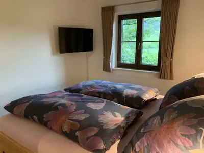 Auch im Schlafzimmer steht ein TV bereit