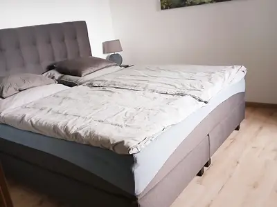 Schlafzimmer mit Boxspringbett