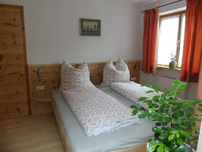 Im hellen und gemütlich eingerichteten Schlafzimmer mit Doppelbett warten schöne Urlaubsträume!