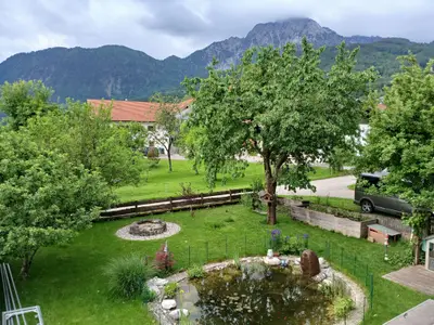 Ausblick vom Balkon auf Hochstaufen und Fuderheuberg