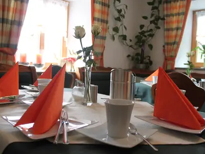 Gemütlich und liebevoll aufgedeckt zeigt sich der Frühstücksraum am Hainbuchhof