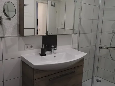Modernes Bad mit Wanne, Dusche und WC