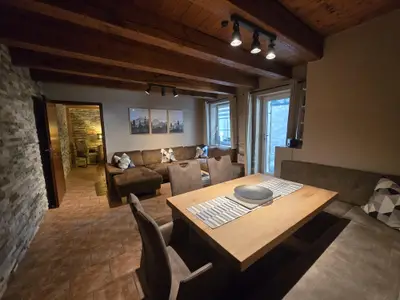 Wohnbereich Stadtmauer mit Ausgang zur Terrasse