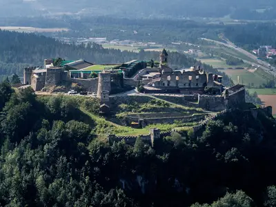 00000067161_Die-Burgruine-Landskron-im-Sommer_Regi