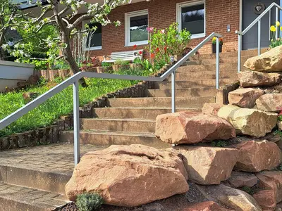 Treppenaufgang vom Parkplatz zum Wohnhaus