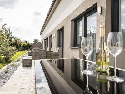 Terrasse mit Weingläser Terrasse mit Weingläser