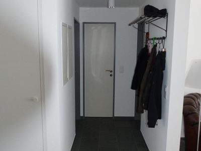 Wohnzimmer 6: Gang zum Badezimmer und Garderobe