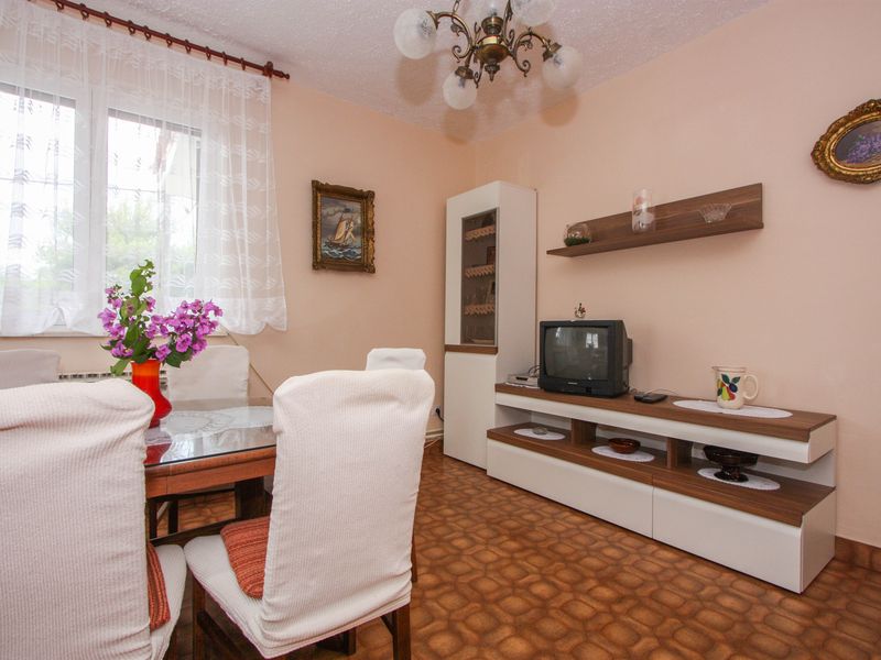 23932734-Ferienwohnung-5-Arbanija-800x600-2