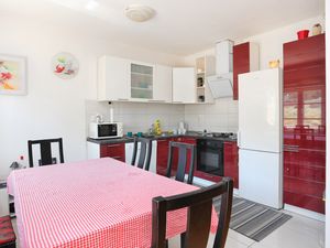 18322159-Ferienwohnung-6-Arbanija-300x225-4