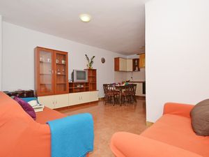 18689342-Ferienwohnung-4-Arbanija-300x225-3