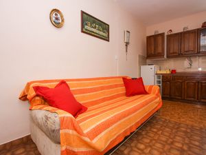 22003605-Ferienwohnung-5-Arbanija-300x225-3