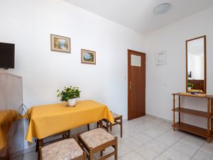 23390025-Ferienwohnung-2-Arbanija-300x225-1