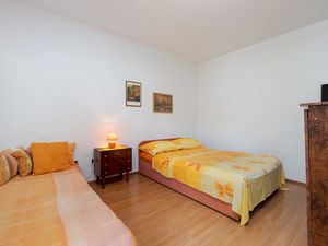 23390025-Ferienwohnung-2-Arbanija-300x225-5