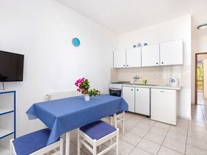 23390026-Ferienwohnung-4-Arbanija-300x225-3