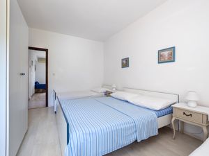 23390026-Ferienwohnung-4-Arbanija-300x225-5