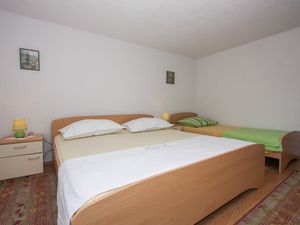 23932731-Ferienwohnung-3-Arbanija-300x225-5