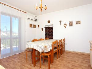 23932751-Ferienwohnung-8-Arbanija-300x225-4