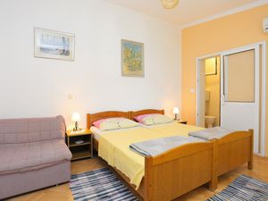 23933696-Ferienwohnung-2-Arbanija-300x225-4