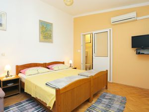 23933696-Ferienwohnung-2-Arbanija-300x225-5