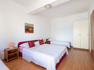 23934333-Ferienwohnung-4-Arbanija-300x225-5