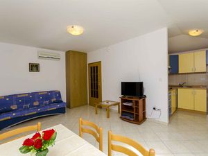 24030804-Ferienwohnung-4-Arbanija-300x225-3