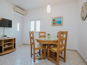 21720427-Ferienwohnung-4-Arbanija-300x225-1