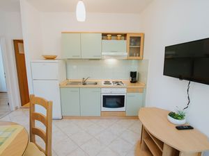 21720427-Ferienwohnung-4-Arbanija-300x225-4