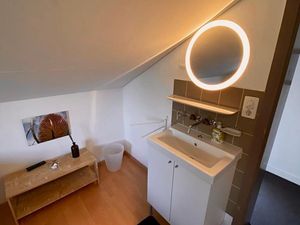 Zimmeransicht (mit Waschbecken und Spiegel)