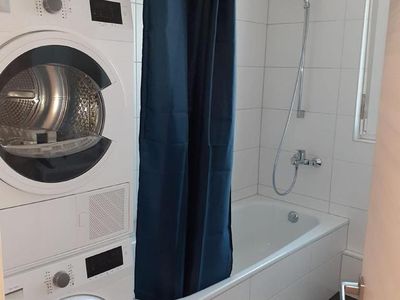 Badezimmer (mit Waschmaschine und Wäschetrockner)