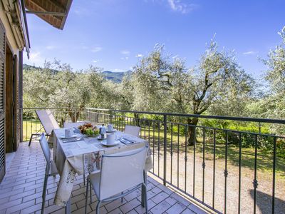 Der Balkon mit schöner Aussicht auf das Tal und die Berge