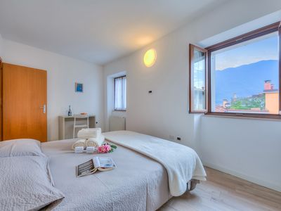 Das Hauptschlafzimmer mit großem Fenster mit Blick auf die Berge