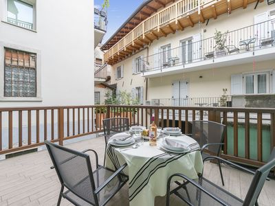 Die herrliche Terrasse mit Blick auf das historische Zentrum von Arco