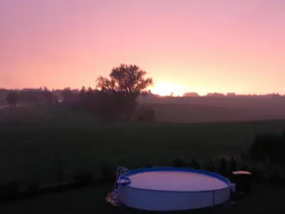 Ausblick aus dem Fenster. geniessen Sie Abends auf der Terrasse die traumhaften Sonnenuntergänge