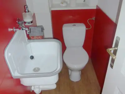 Separates WC - neben der Küche - keine Störung, da Schlafen Ostseite